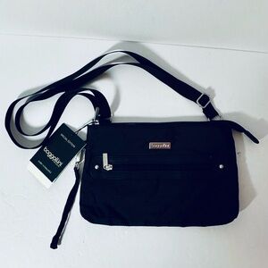 Baggallini Black Crossbody Bag Zip Closure & Adjustable Strap. W FLAW See Photo